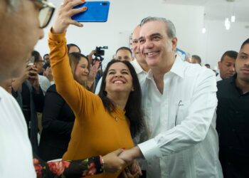 Luis Abinader recibe apoyo de más de 20 movimientos electorales