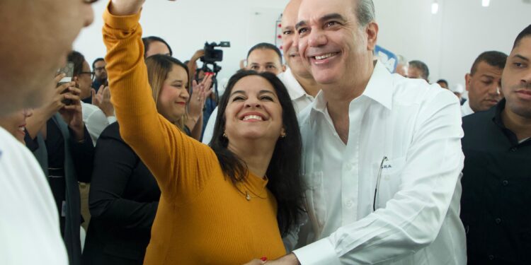 Luis Abinader recibe apoyo de más de 20 movimientos electorales