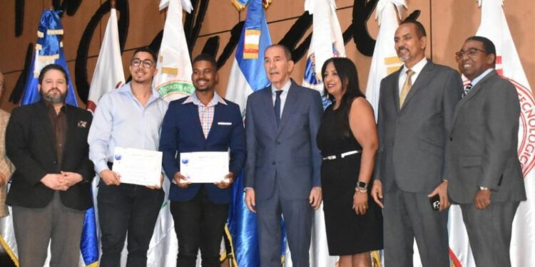 Reconocen a estudiantes destacados en el VIII Congreso de Investigación Científica y Tecnológica