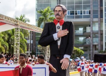 Presidente Abinader lidera desfile del 211 aniversario de Juan Pablo Duarte en SFM