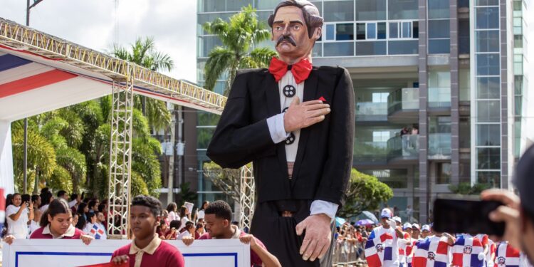 Presidente Abinader lidera desfile del 211 aniversario de Juan Pablo Duarte en SFM