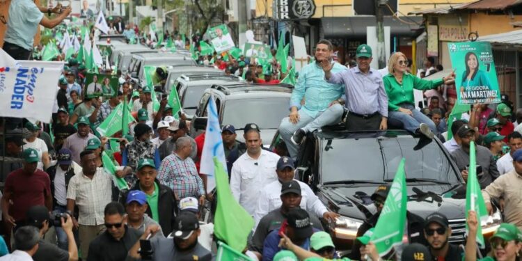 Leonel Fernández inicia gira nacional en apoyo a candidatos municipales