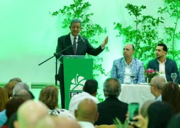 Leonel juramenta en San Francisco  al exalcalde reformista Héctor Mora Martínez