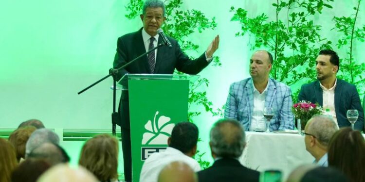 Leonel juramenta en San Francisco al exalcalde reformista Héctor Mora Martínez