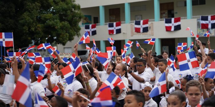 Ministro aboga por una educación dignificante en acto en honor a Duarte