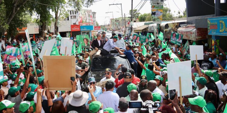 Leonel encabeza  caravanas en apoyo a candidatos municipales en Santo Domingo