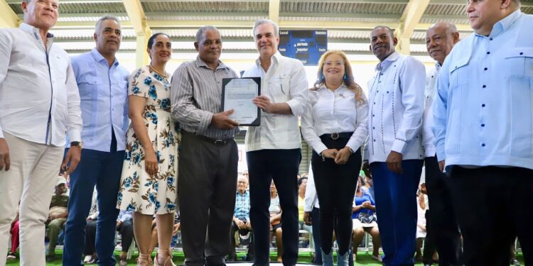 Presidente Abinader inicia 2024 con entrega de títulos y nuevas iniciativas educativas