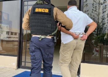 Arrestan presunto narcotraficante y organizador de viajes clandestinos