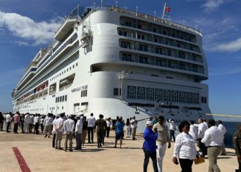 Pedernales avanza en turismo sostenible con llegada de primer crucero a Cabo Rojo