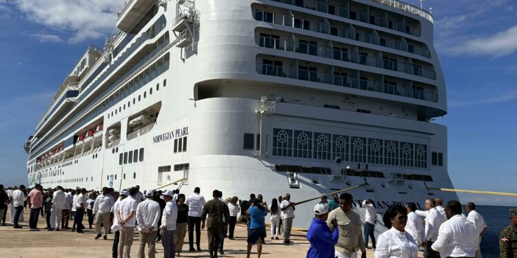 Pedernales avanza en turismo sostenible con llegada de primer crucero a Cabo Rojo