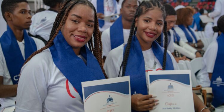 CTC certifica a 900 jóvenes en diversas áreas tecnológicas en la región metropolitana