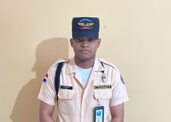 Raso del CESMET da ejemplo, halla y devuelve 517 mil pesos olvidados en el Metro