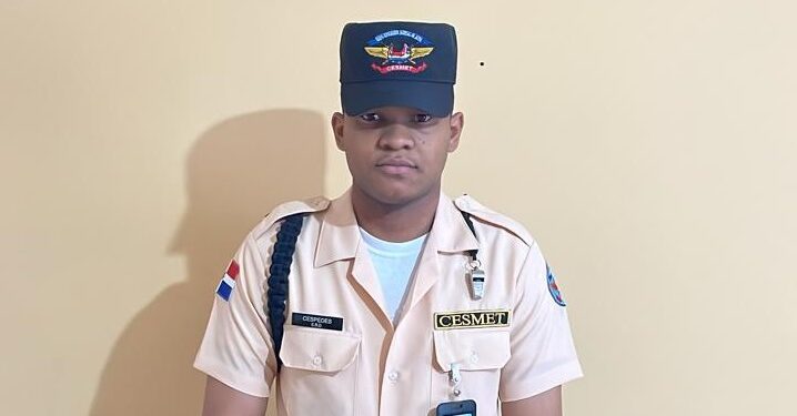 Raso del CESMET da ejemplo, halla y devuelve 517 mil pesos olvidados en el Metro