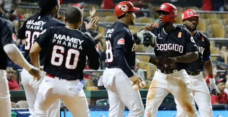 Leones propinan quinta derrota seguida a Gigantes; Estrellas blanquean al Licey