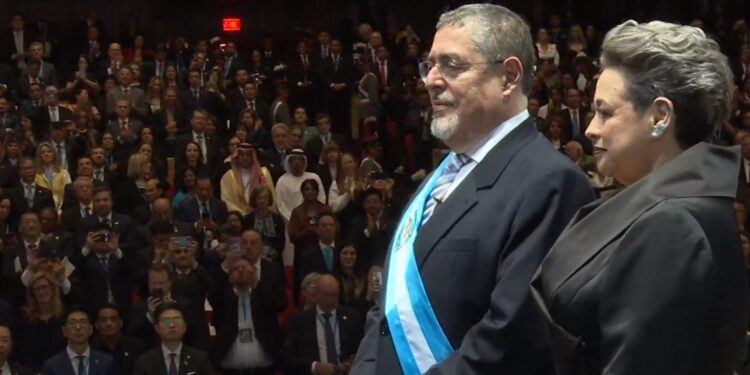 Bernardo Arévalo se abre paso ante los obstáculos y asume la presidencia de Guatemala