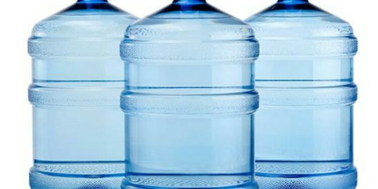 Descubrimiento Alarmante: Nanoplásticos abundantes en agua embotellada