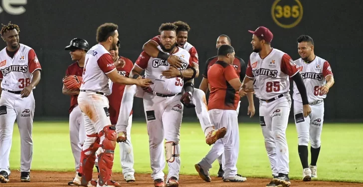 Licey detiene a las Estrellas; Gigantes rompen racha negativa ante Leones