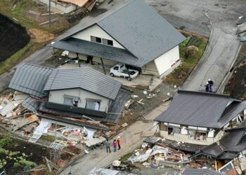 Terremoto en Japón: Tsunamis golpean la costa y bomberos luchan contra incendio en Wajima