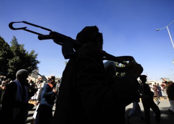 Cuatro explosiones fuertes sacuden capital de Yemen