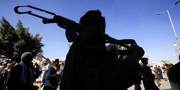 Cuatro explosiones fuertes sacuden capital de Yemen