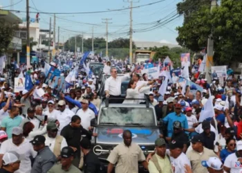 Luis Abinader encabeza caravana en Barahona en apoyo a candidatos municipales