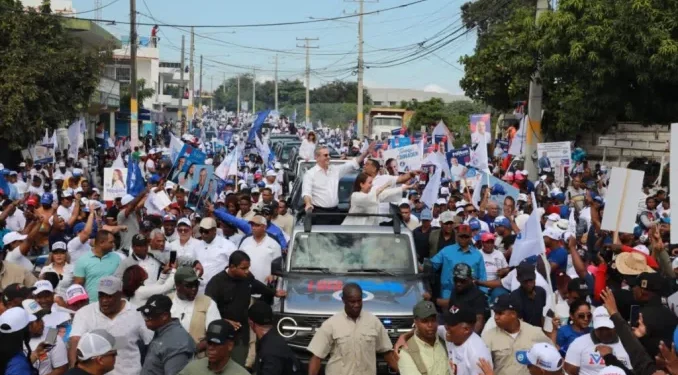 Luis Abinader encabeza caravana en Barahona en apoyo a candidatos municipales