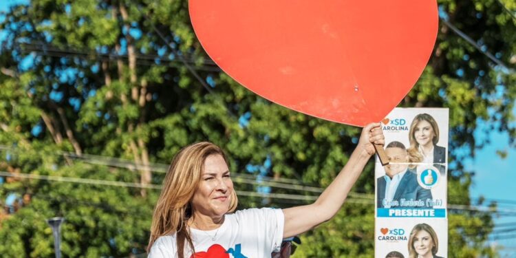 Carolina Mejía proclamada para 4 Años más en recorrido en barrios zona norte