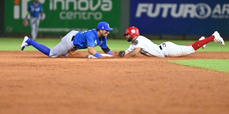 Los Leones del Escogido dominan a los Tigres del Licey 8-1
