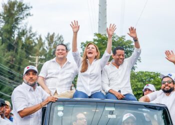 Carolina Mejía encabeza impresionante caravana en el Distrito Nacional