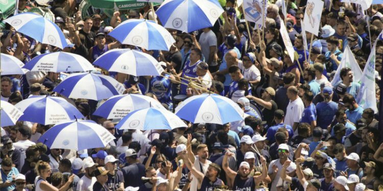 Argentina en paro: Vuelos cancelados, bancos cerrados y multitud en el congreso