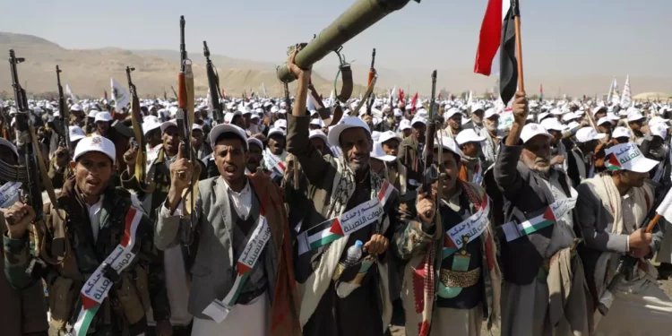 Nuevos ataques en represalia contra hutíes en ciudad portuaria del mar Rojo en Yemen