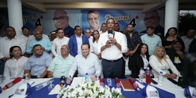 Juramentan en el PRM militantes procedentes del PLD y FP de Esperanza, Navarrete  y Baní 