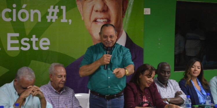 Julio Romero presenta equipo de campaña en Santo Domingo Este