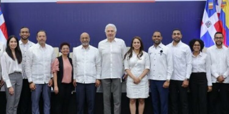 MIREX logra con Colombia concretar más de 10 mil becas para dominicanos  