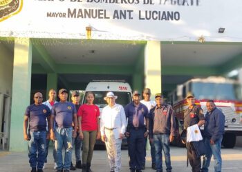 La Chivería hace donación de uniformes al cuerpo de bomberos de Yaguate 