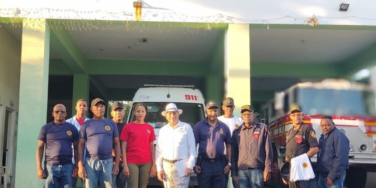 La Chivería hace donación de uniformes al cuerpo de bomberos de Yaguate 