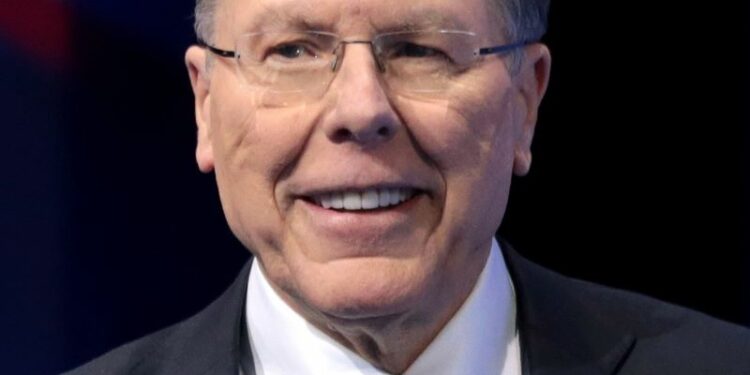 Dimite el líder la Asociación Nacional del Rifle en la antesala de juicio inminente