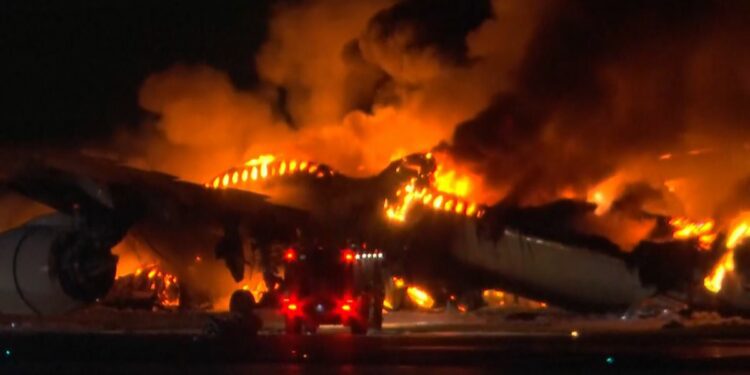 Cinco fallecidos en colisión de avión de Guardia Costera y aeronave de pasajeros