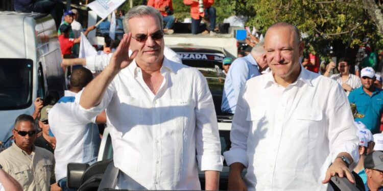 Abinader, Raquel Peña y Ulises Rodríguez en despliegue masivo del PRM en Santiago 