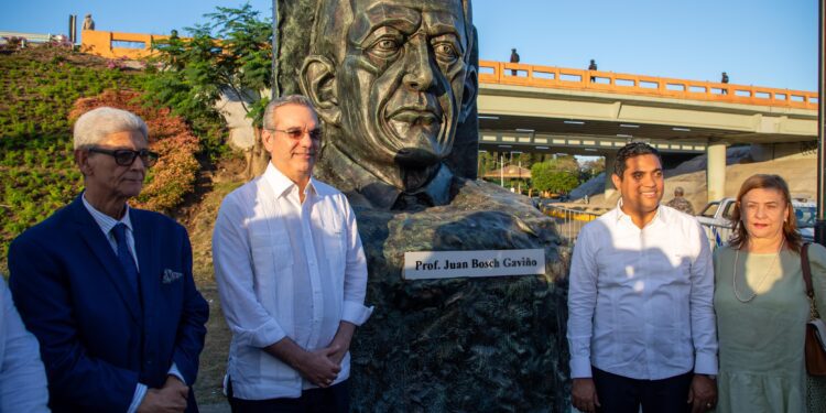 Abinader inaugura 7 obras en Monseñor Nouel y La Vega