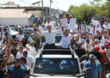 Luis Abinader impulsa la campaña del PRM con caravana en el Nordeste
