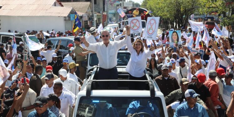Luis Abinader impulsa la campaña del PRM con caravana en el Nordeste