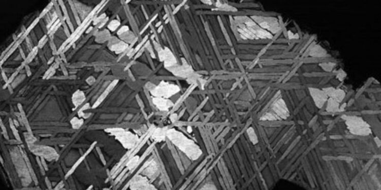 Revelan los primeros bloques de construcción de la Tierra contenían agua