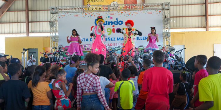 Mundo Mágico cumple mayoría de edad haciendo felices a los niños de la Bahía de Manzanillo