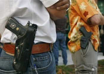 Dimite el líder la Asociación Nacional del Rifle en la antesala de juicio inminente