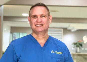 Cirujano plástico demanda funcionarios de Salud Pública