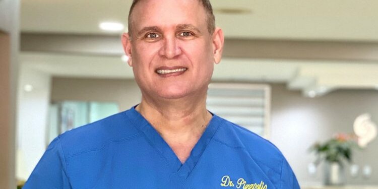 Cirujano plástico demanda funcionarios de Salud Pública