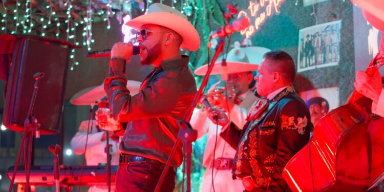 Adalberto Fernández triunfa en su gira por Colombia y lanzará nuevo disco