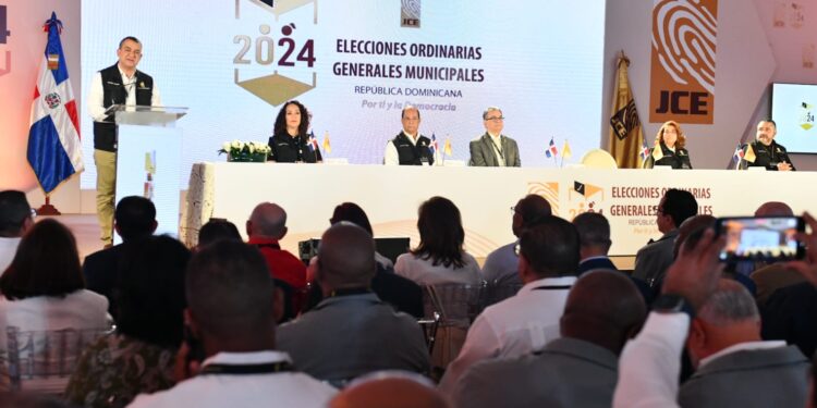 La JCE inaugura las elecciones municipales con llamado a votar temprano