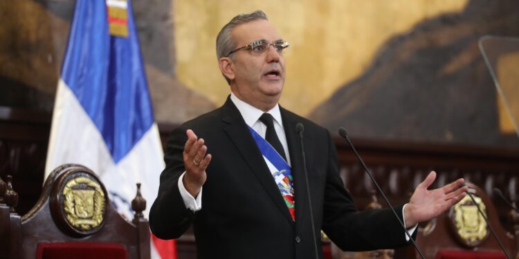 Abinader anuncia avances en salud y apoyo económico a los más vulnerables